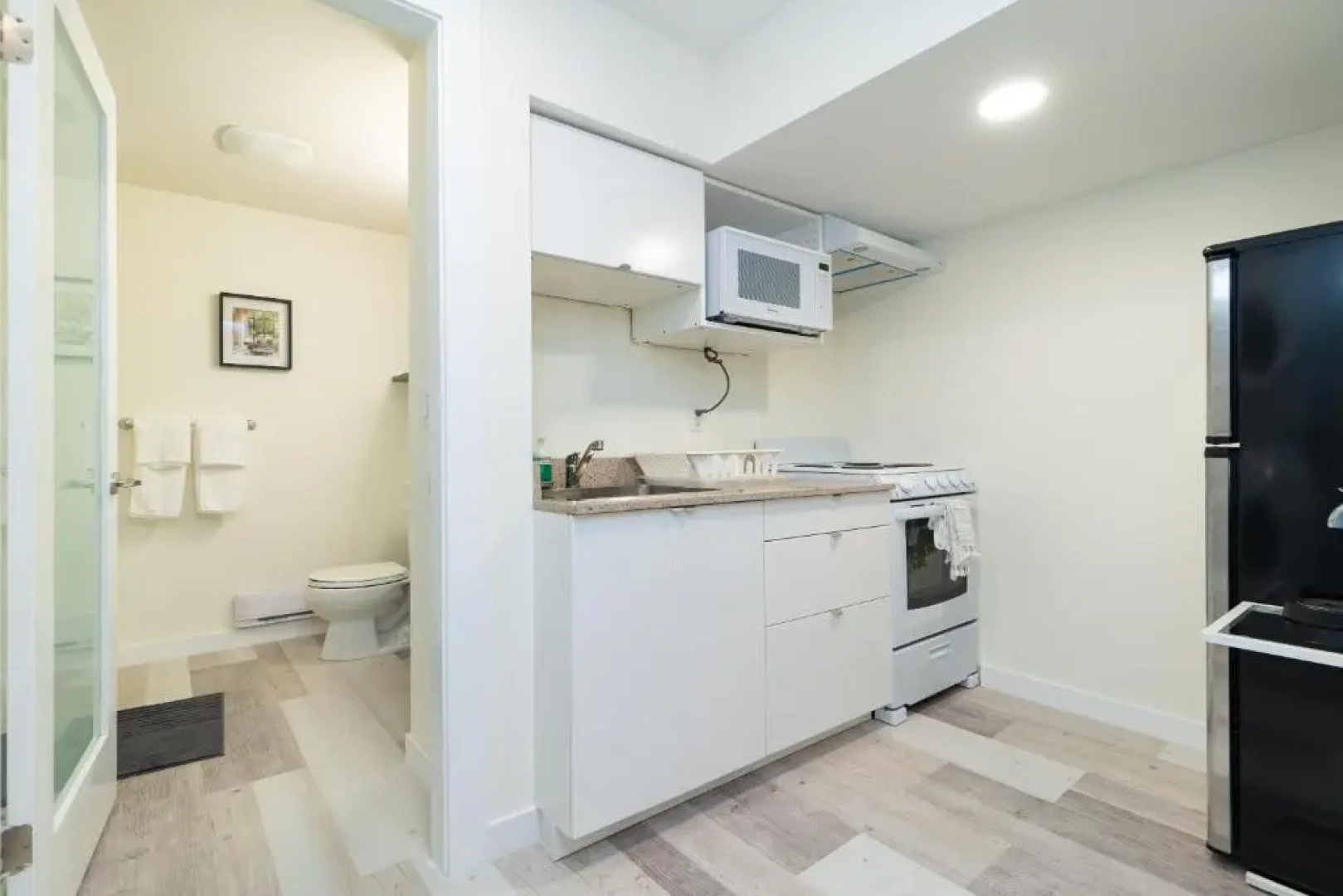 Beautiful 2BR Suite in central West Vancouver
