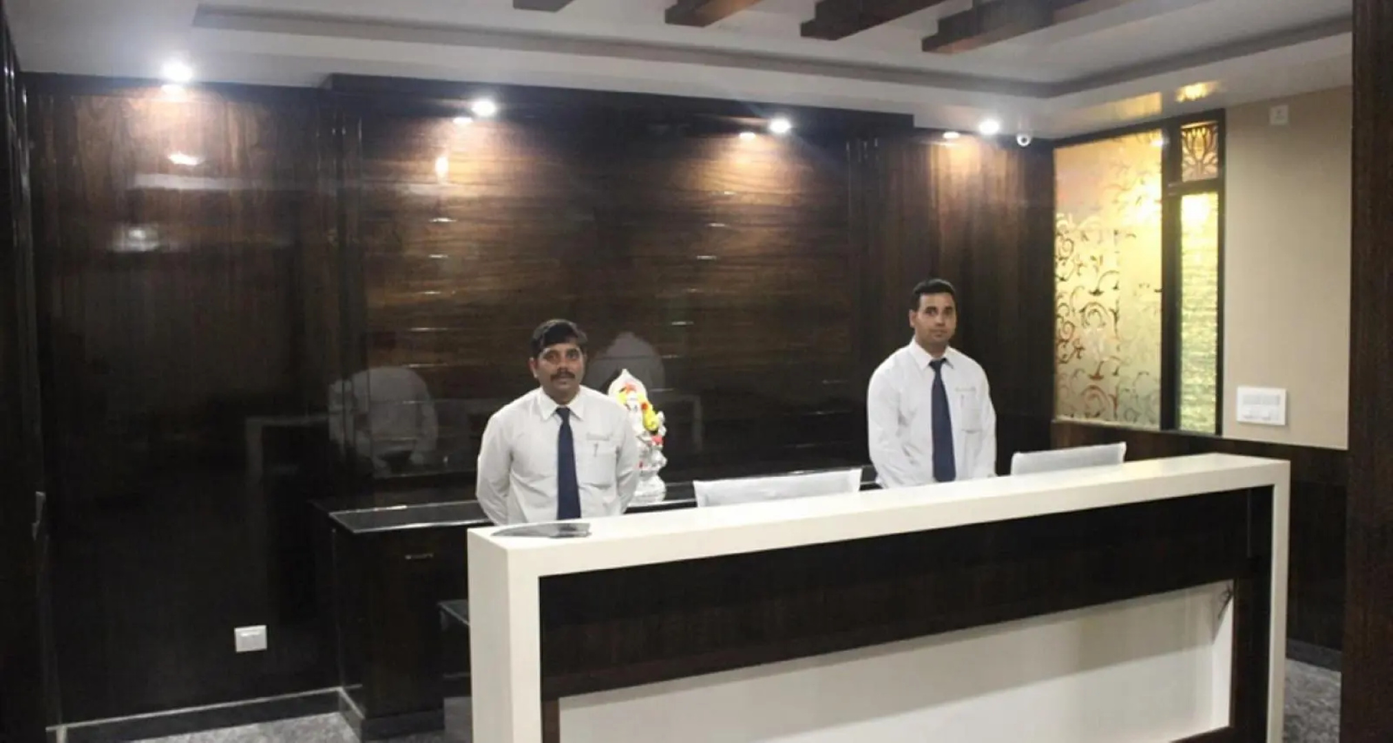 Hotel Raj Vista - Suites & Convention