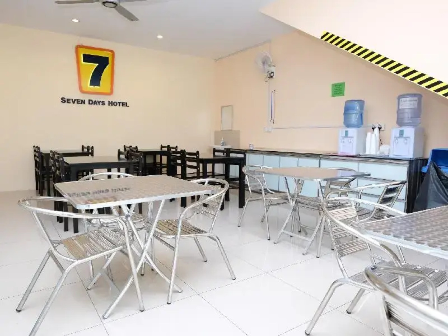 Super OYO 635 Seven Days Hotel