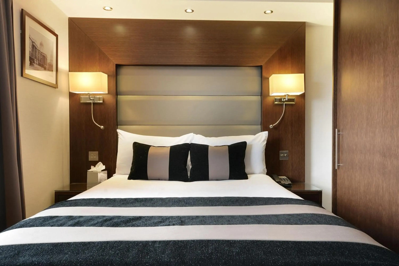 Отель The Cura Kensington