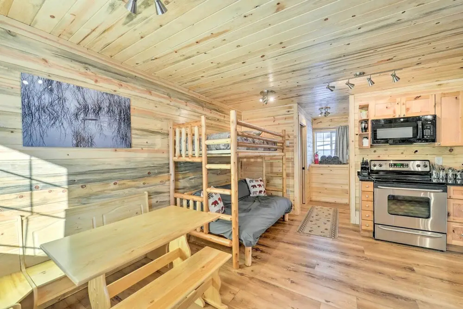 Cozy Island Park Cabin, 20 Mi to Yellowstone!