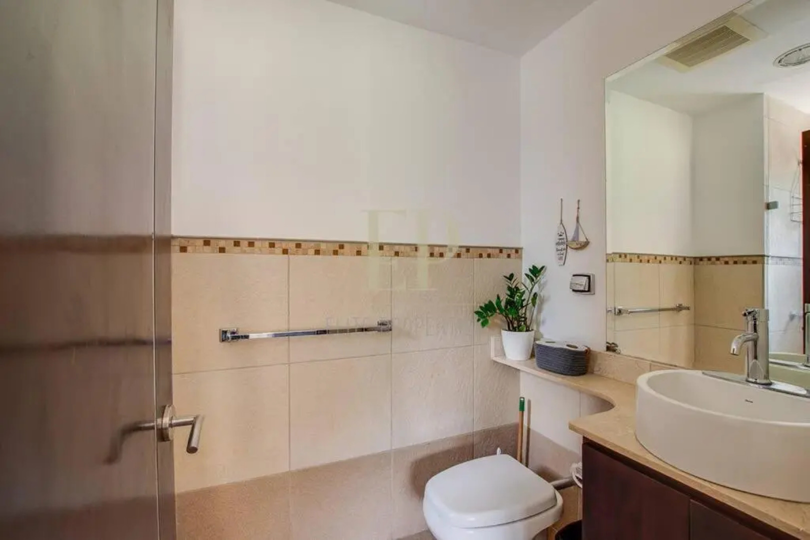 Modern PENTHOUSE w view, office space, pool, gym, tennis