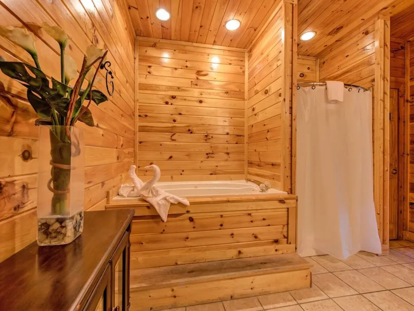 Apple Bear Lodge - Four Bedroom Cabin