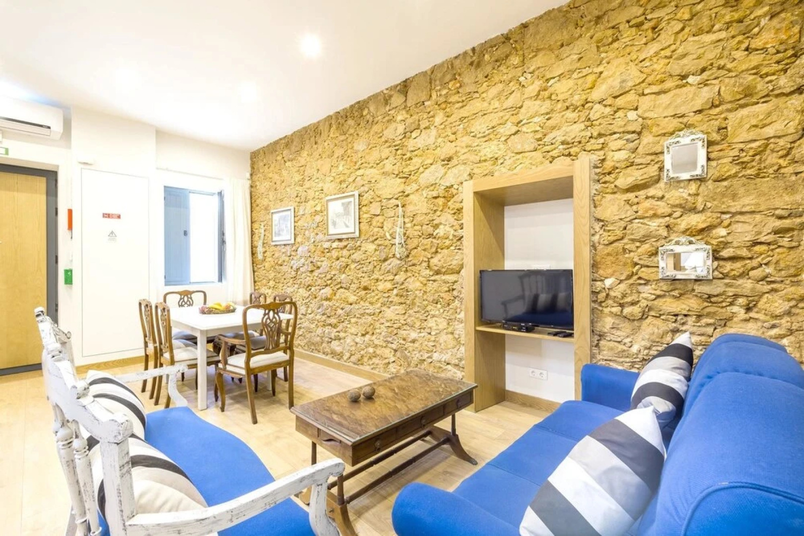 Property With 10 Bedrooms in Quelfes, With Wonderful sea View, Private