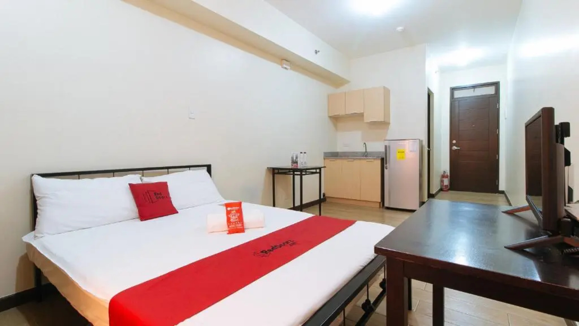 RedDoorz Premium @ Paseo Verde Las Pinas