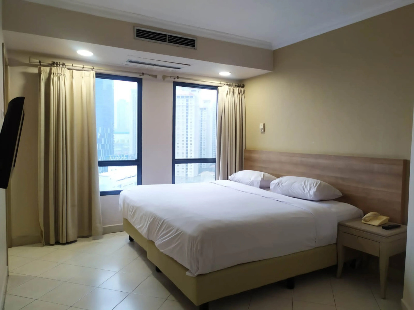 Grand Tropic Suites Hotel