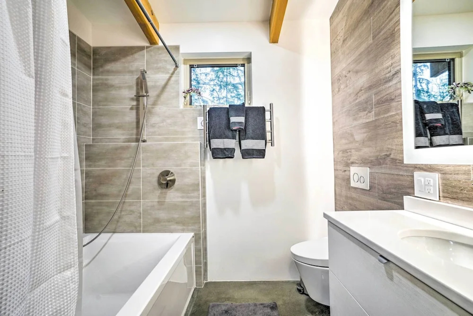 Gold Bar Cabin on Skykomish River: Heated Swim Spa