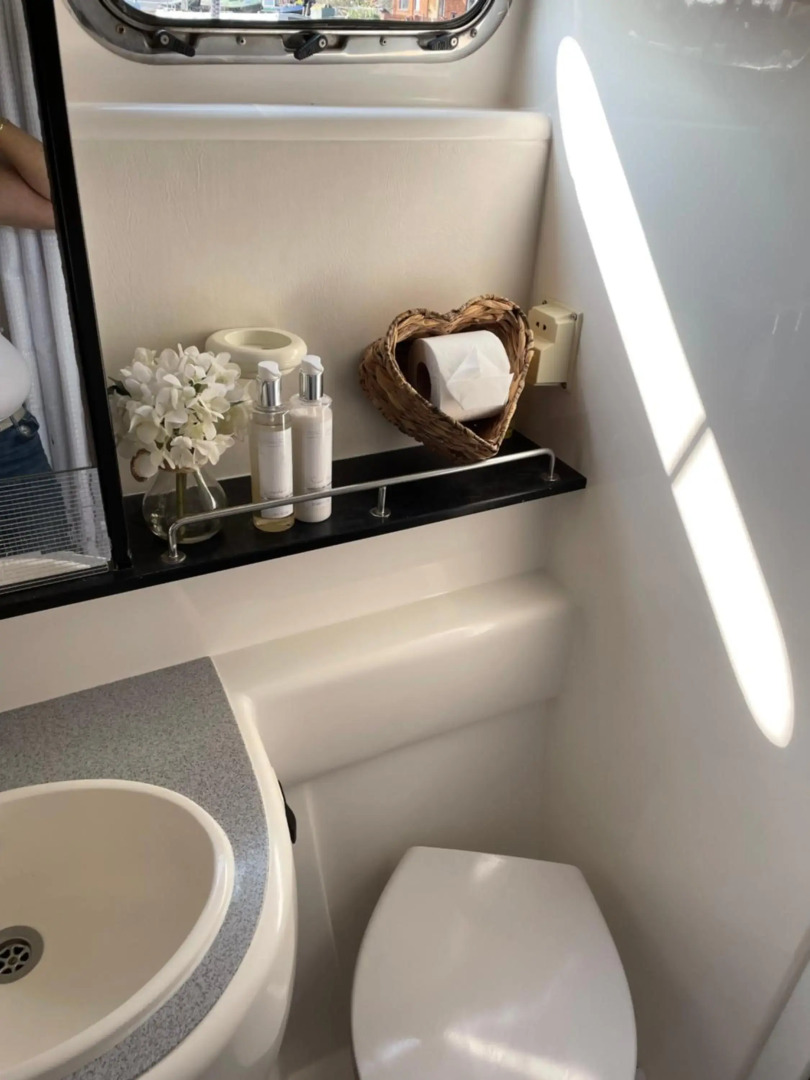 ENTIRE -HEATED -LUXURY YACHT - moored on Private Island -WIFI -sleeps up to 4 Adults or Adults with children over 2 years old -LAPLAND UK THORPE PARK LEGOLAND WINDSOR CASTLE HEATHROW ASCOT RACES WENTWORTH SAVILLE GARDENS LONDON