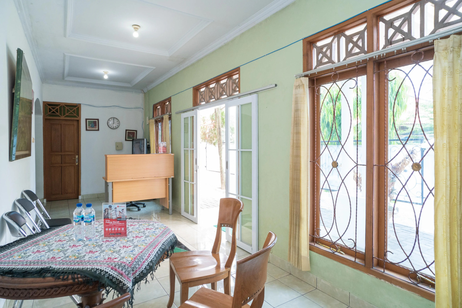 RedDoorz Near Bundaran Ciceri