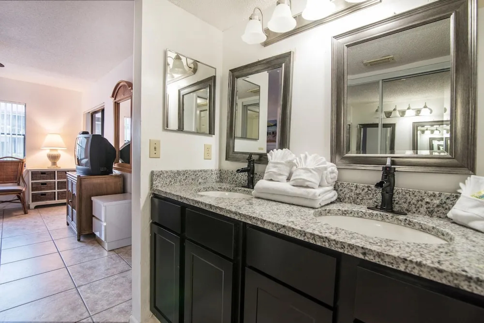 4515 Shorewalk Updated First Floor Condo