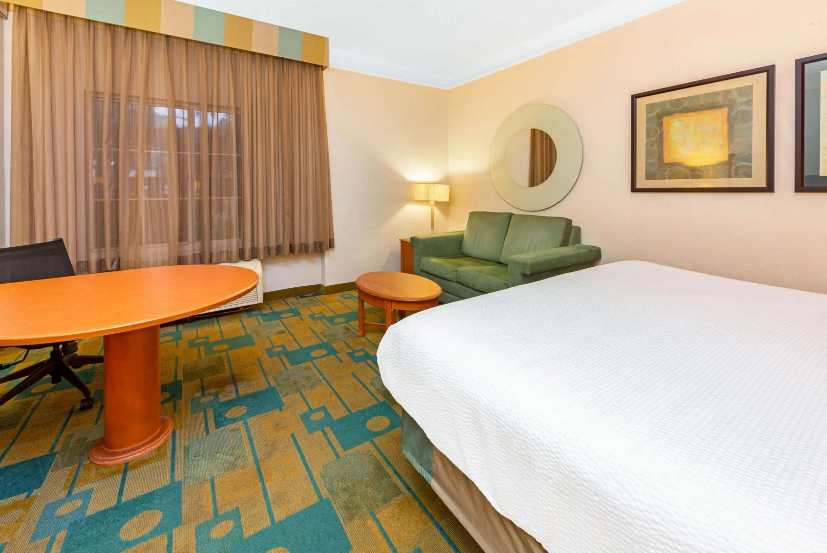 La Quinta Inn & Suites by Wyndham USF (Near Busch Gardens)