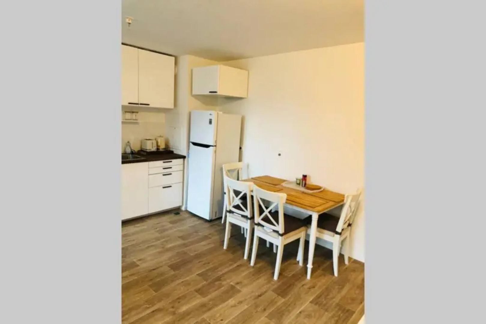 Apartment in Paris Suburb, 15 minutes to center.