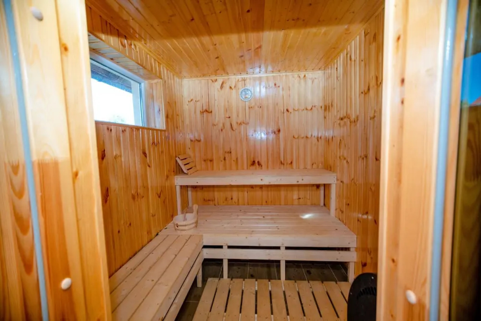 House - Sleeps up to 11, hot tub & Free Parking