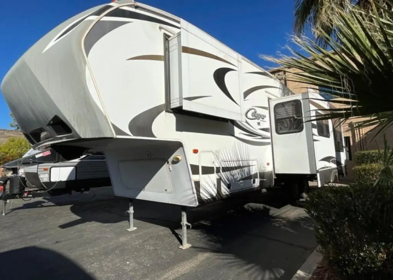 Gorgeous Glamping RV plus Indoor Hot Tub