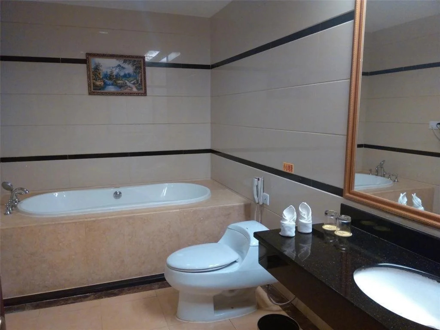 Wuzhishan Huajue Business Hotel
