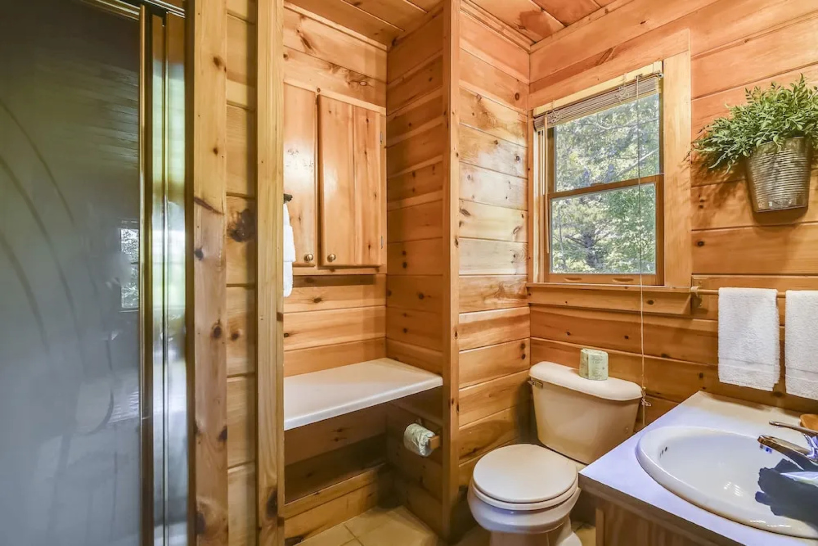 Mountain Serenity 2 Bedroom Cabin by RedAwning