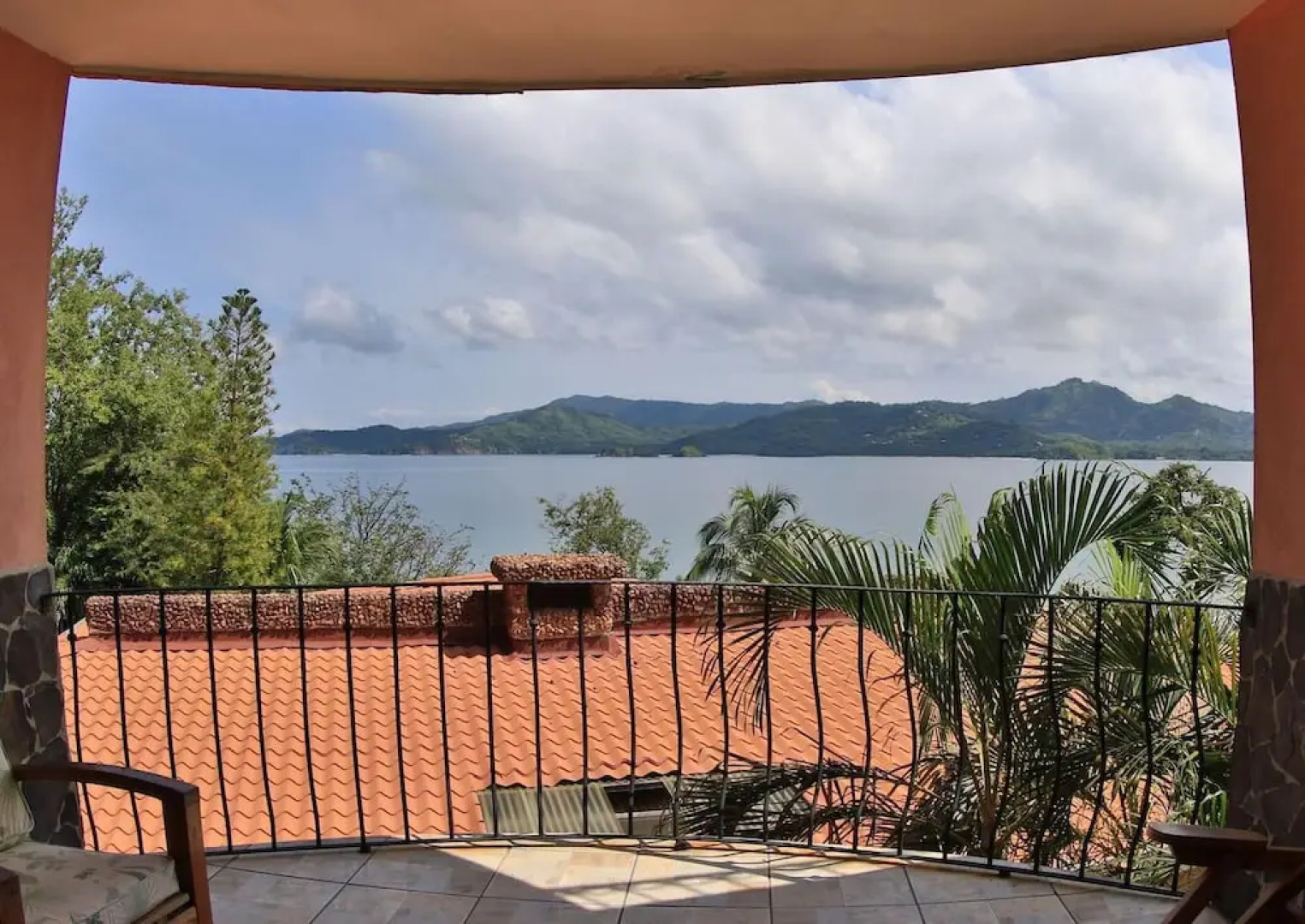 Hotel room-style ocean-view unit in Flamingo with pool