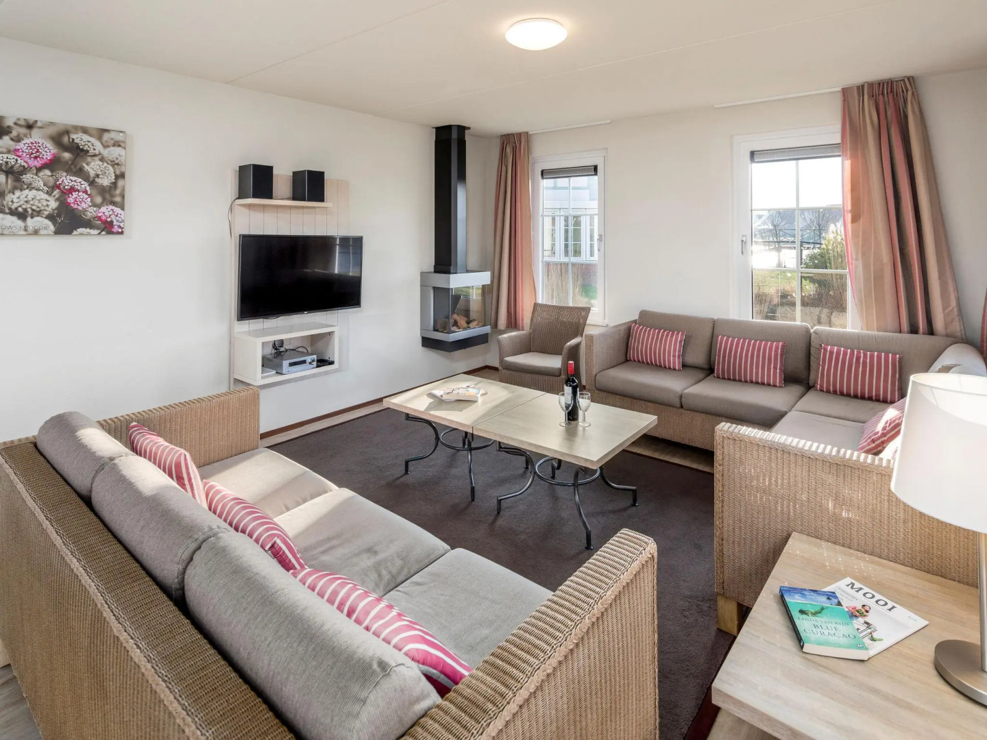 Luxurious villa with boat and game console, beach at 400 m.