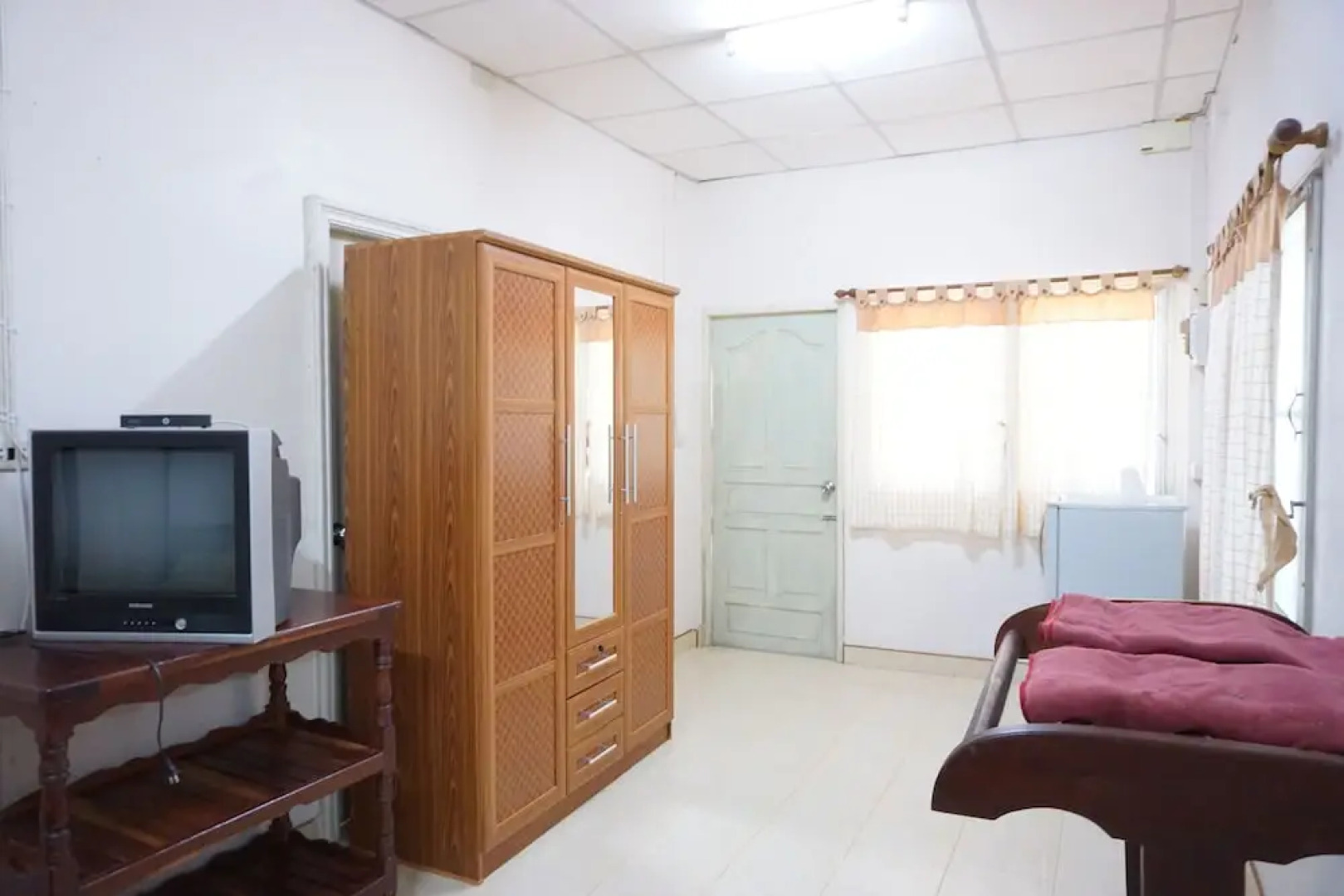 Na Thammachart Hotel