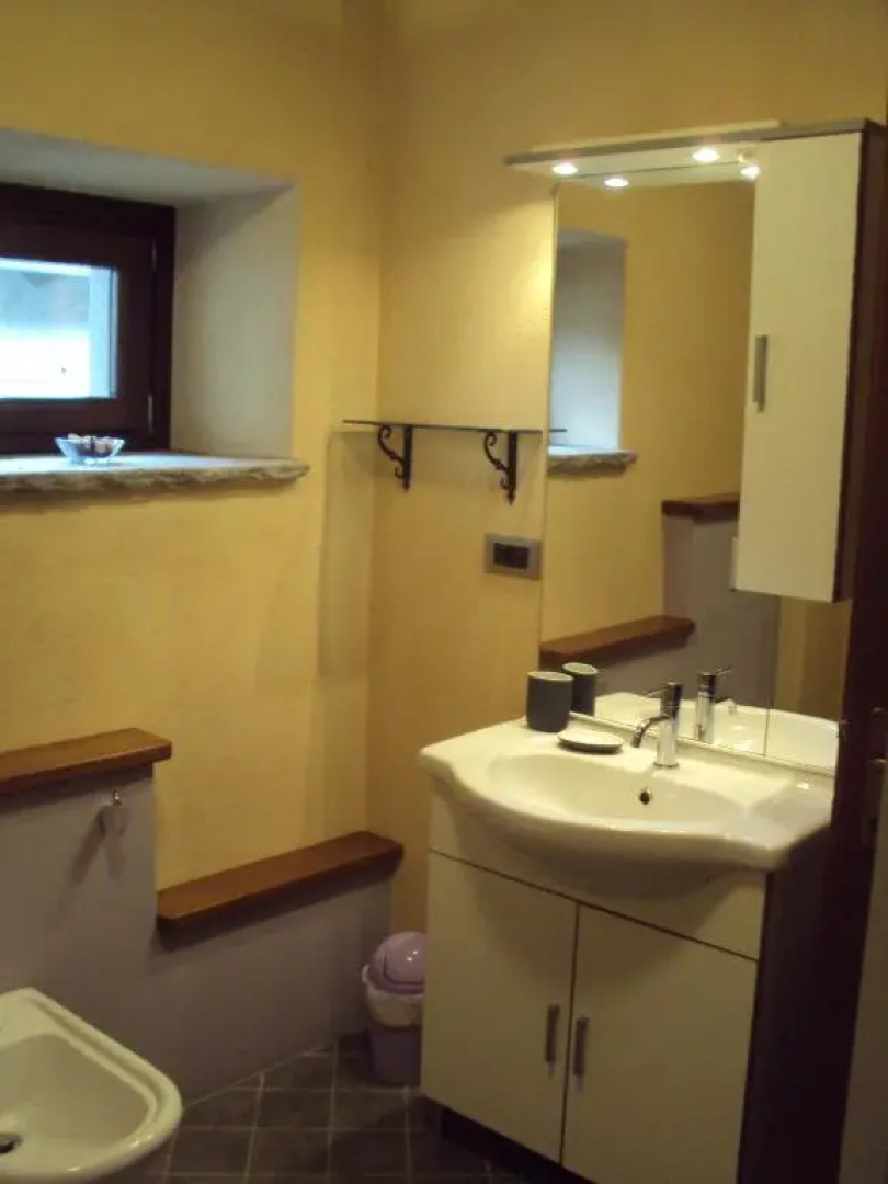 All'Ombra dell'Antica Pietra