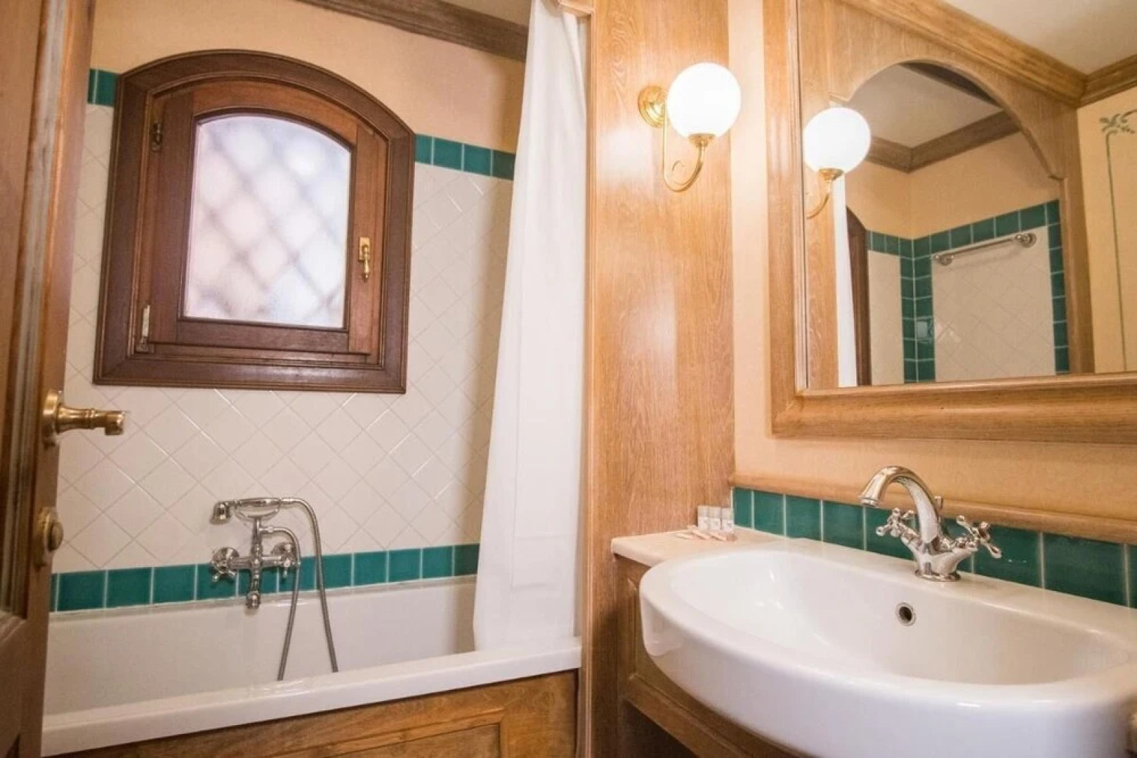 Beautiful Giardino Degli Oleandri two Bedroom Apt Sleeps 6 Plus a Child num 0862