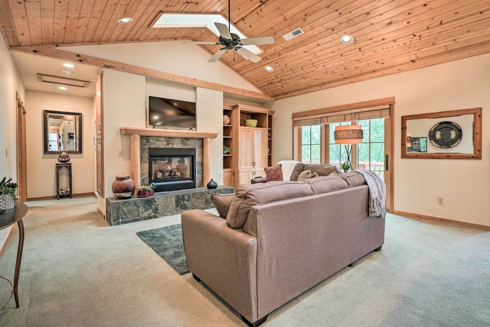 Sisters Getaway w/ Hot Tub ~ Half-mi to Dtwn!