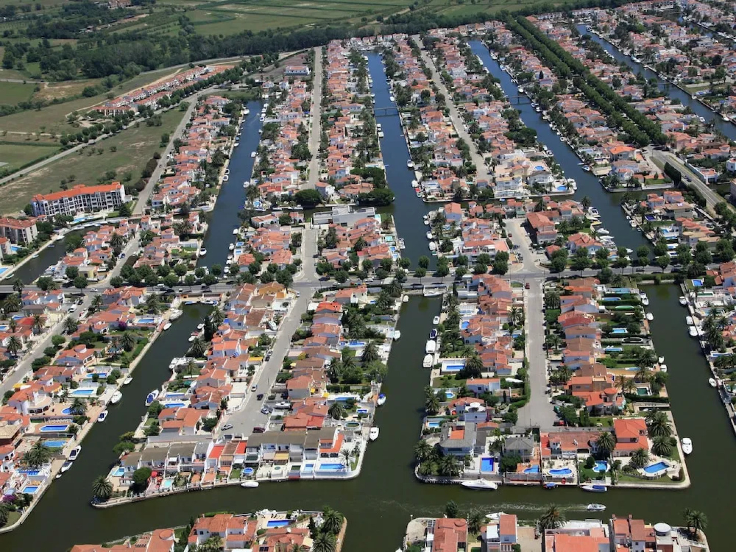 Peaceful Holiday Home with Private Pool in Empuriabrava