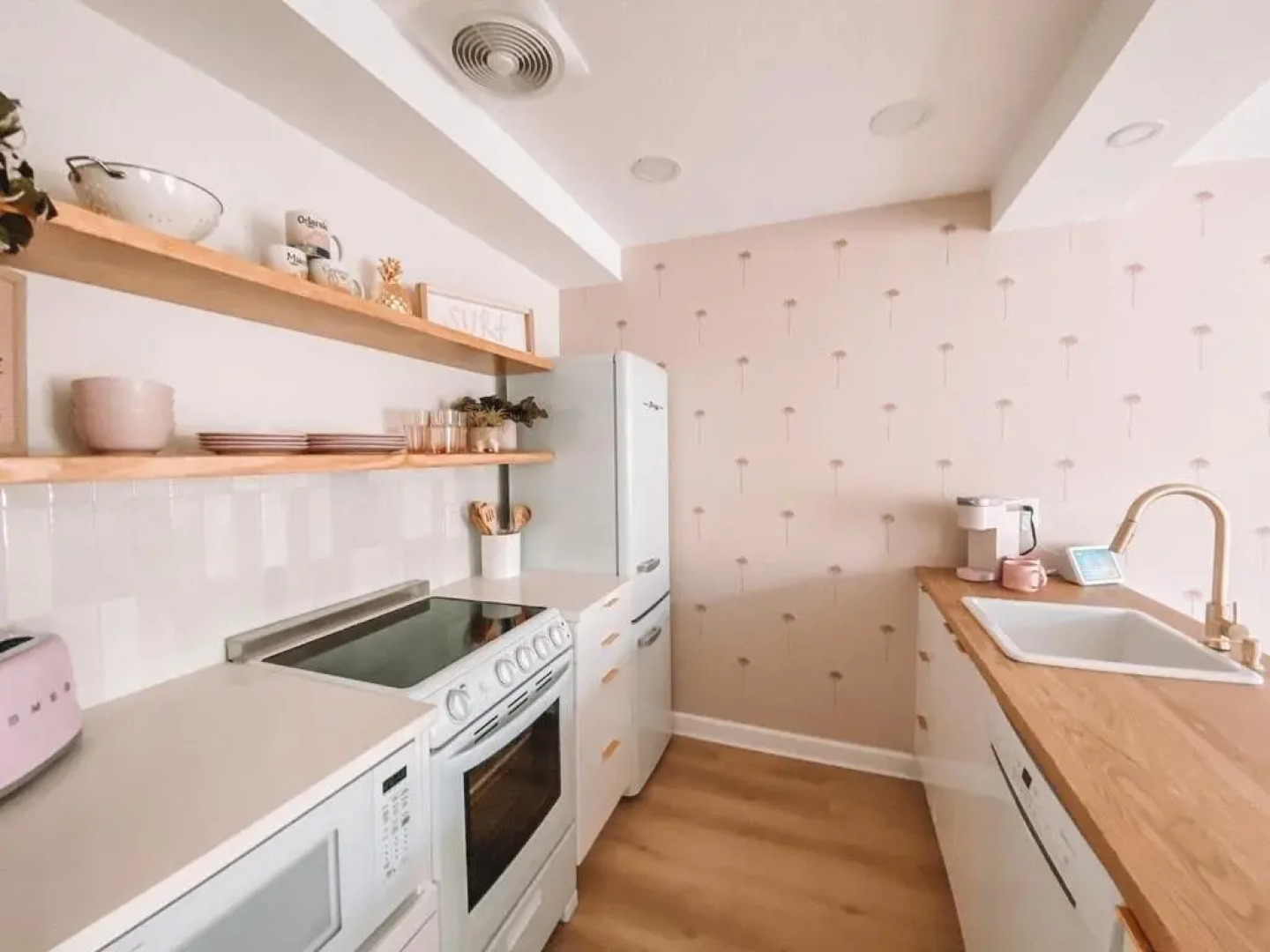 Luxury Villa 3 Blocks from the Beach with Hot Tub a Fire Pit and Outdoor Oasis