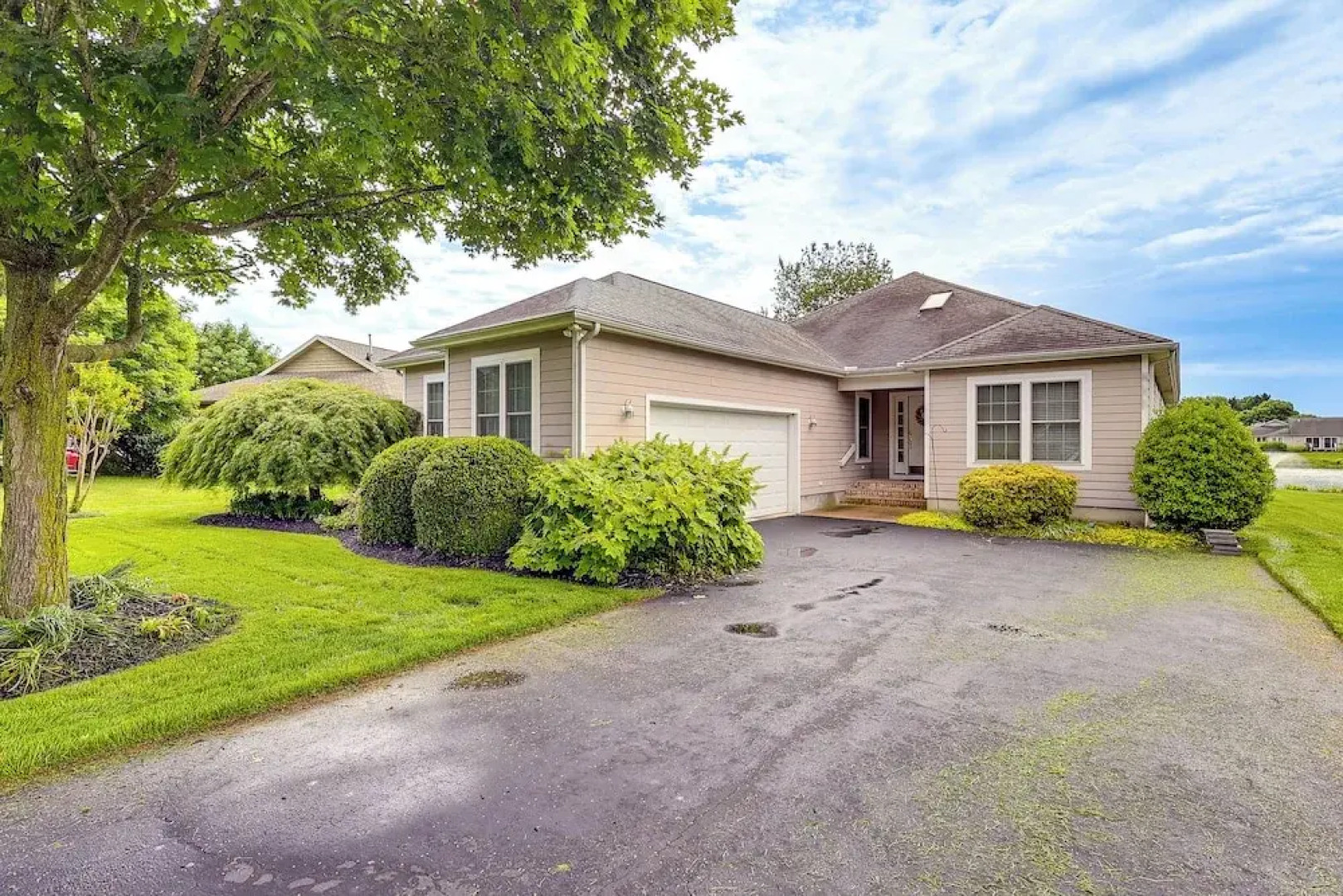 5 Mi to Beach: Lewes Home w/ Deck & Pond View