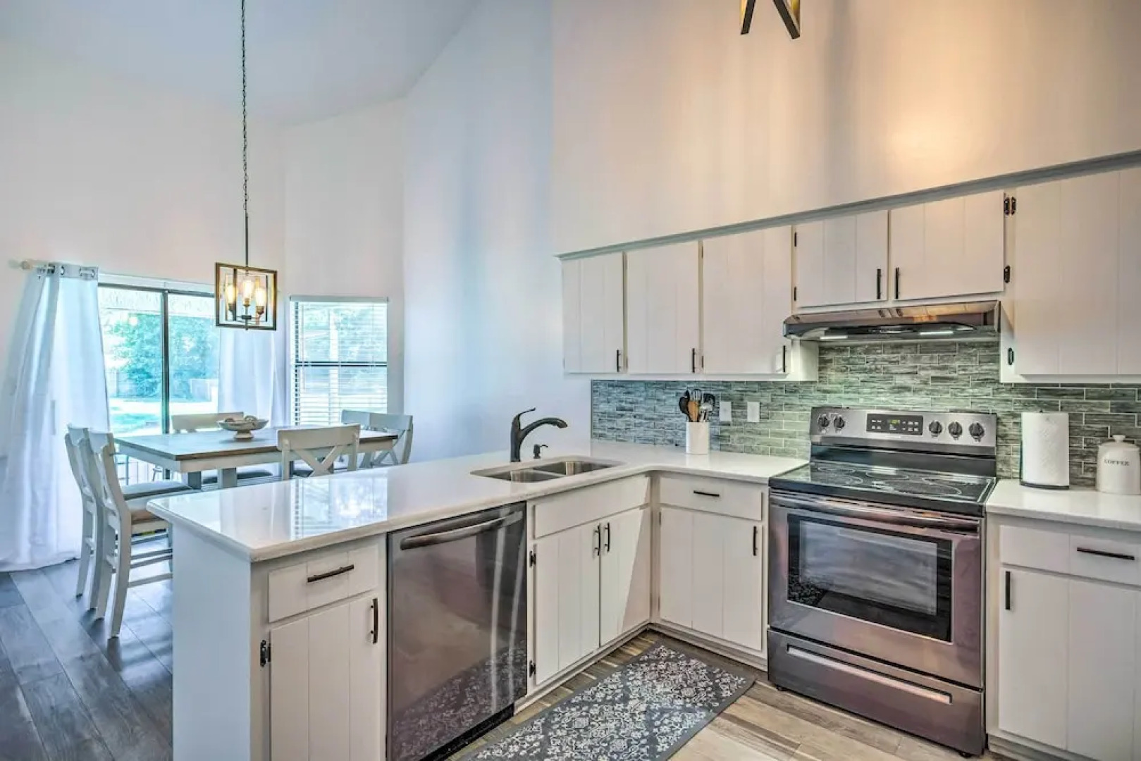 Navarre Home w/ Game Area + Screened-in Porch