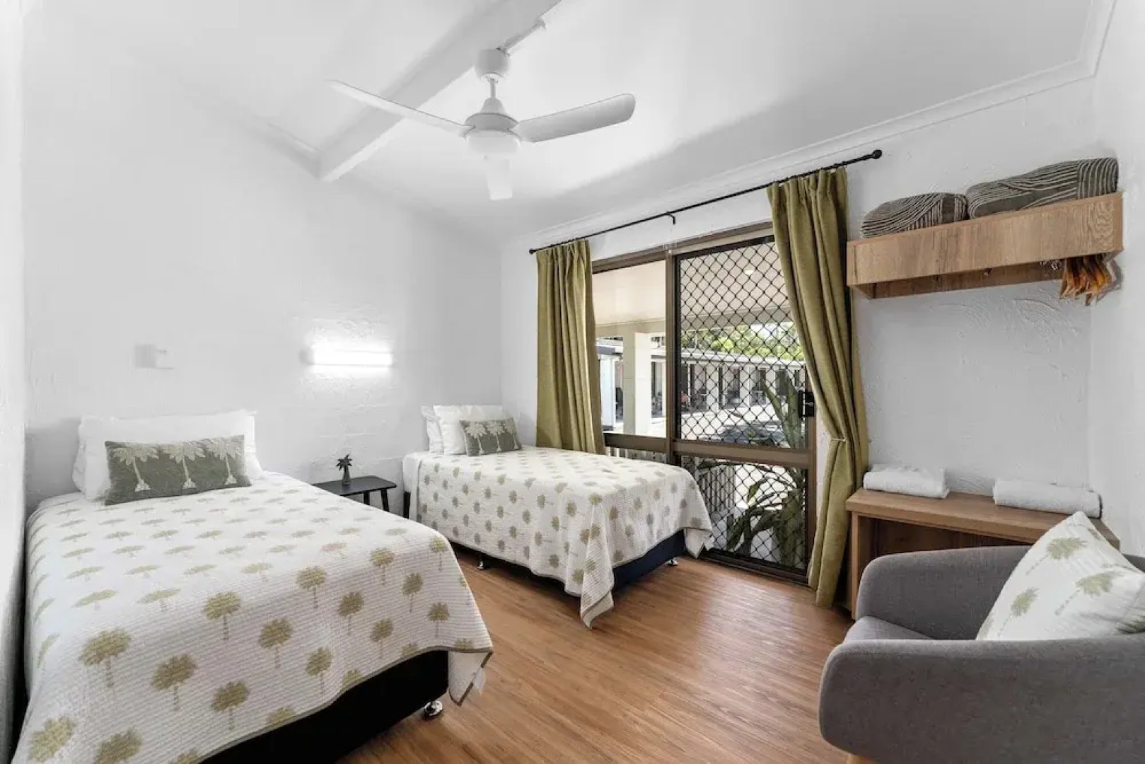 Kinka Palms Beachfront Apartments / Motel