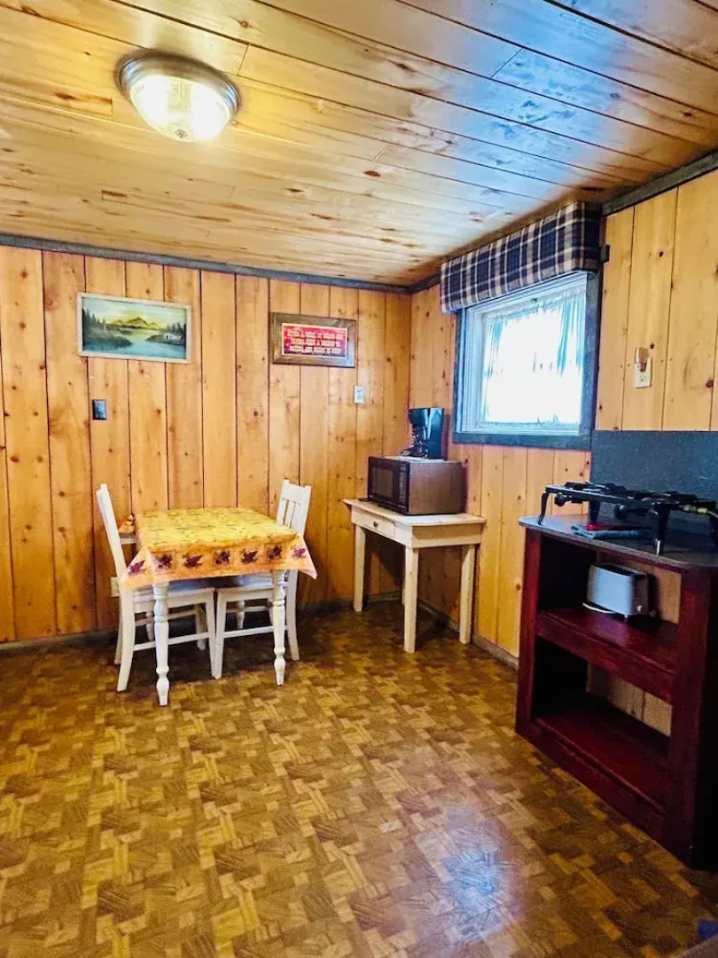 Moore's Old Pine Inn