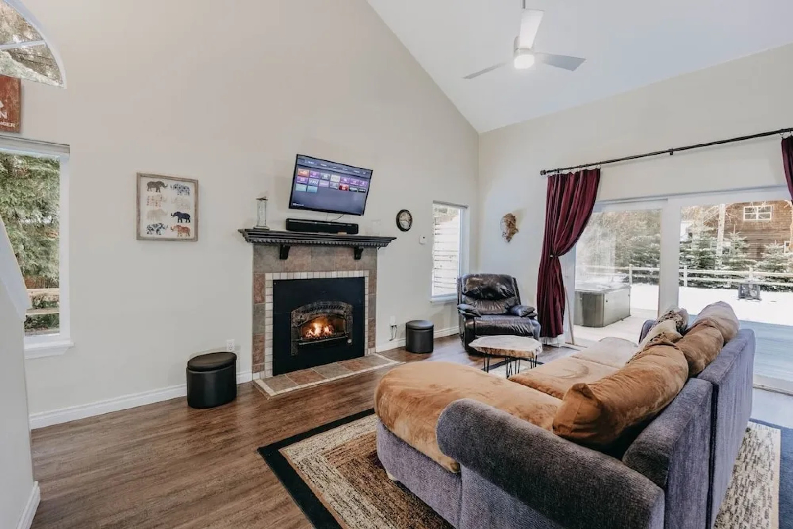 62sl - Hot Tub - Wifi - Fireplace - Pets Ok 3 Bedroom Home by Redawning