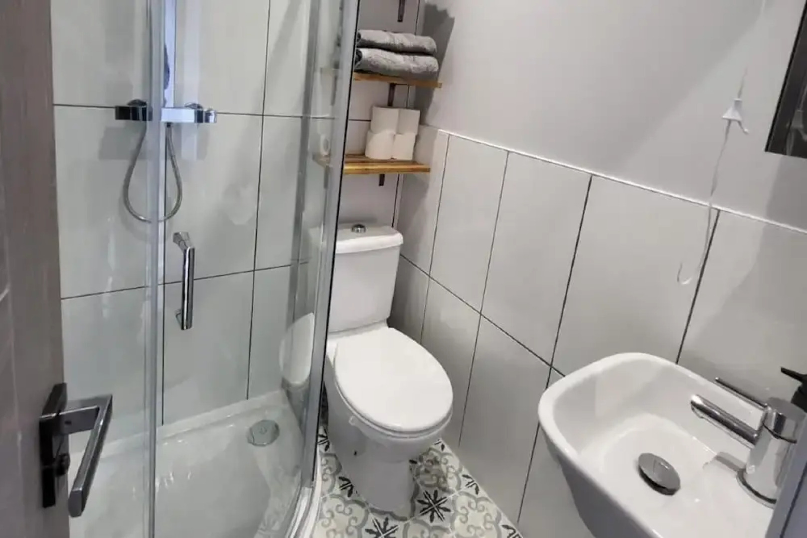 Town Centre Modern 1 Bed Self-contained Apartment