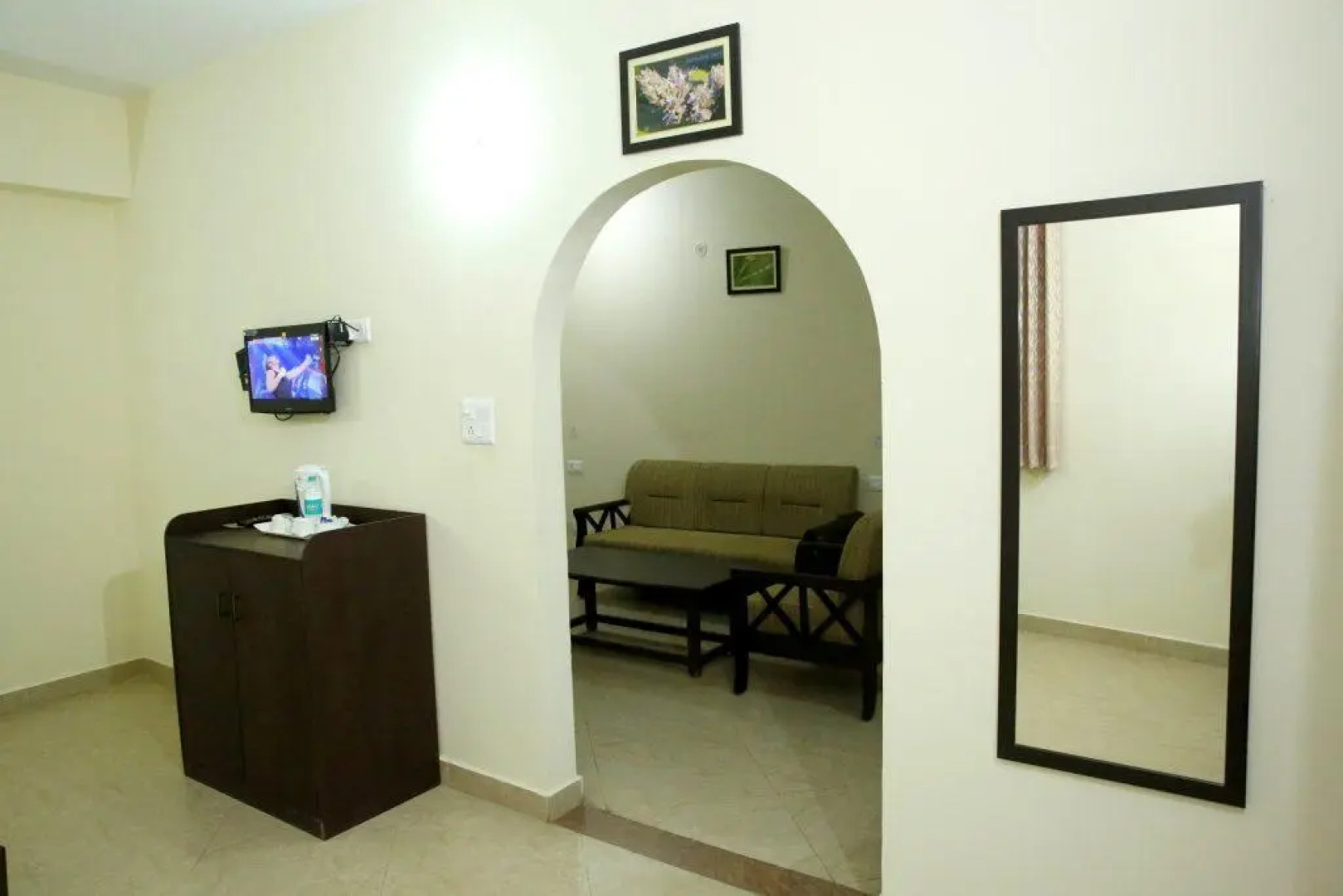 Hotel Avlokan - Near Kainchi Dham Mandir