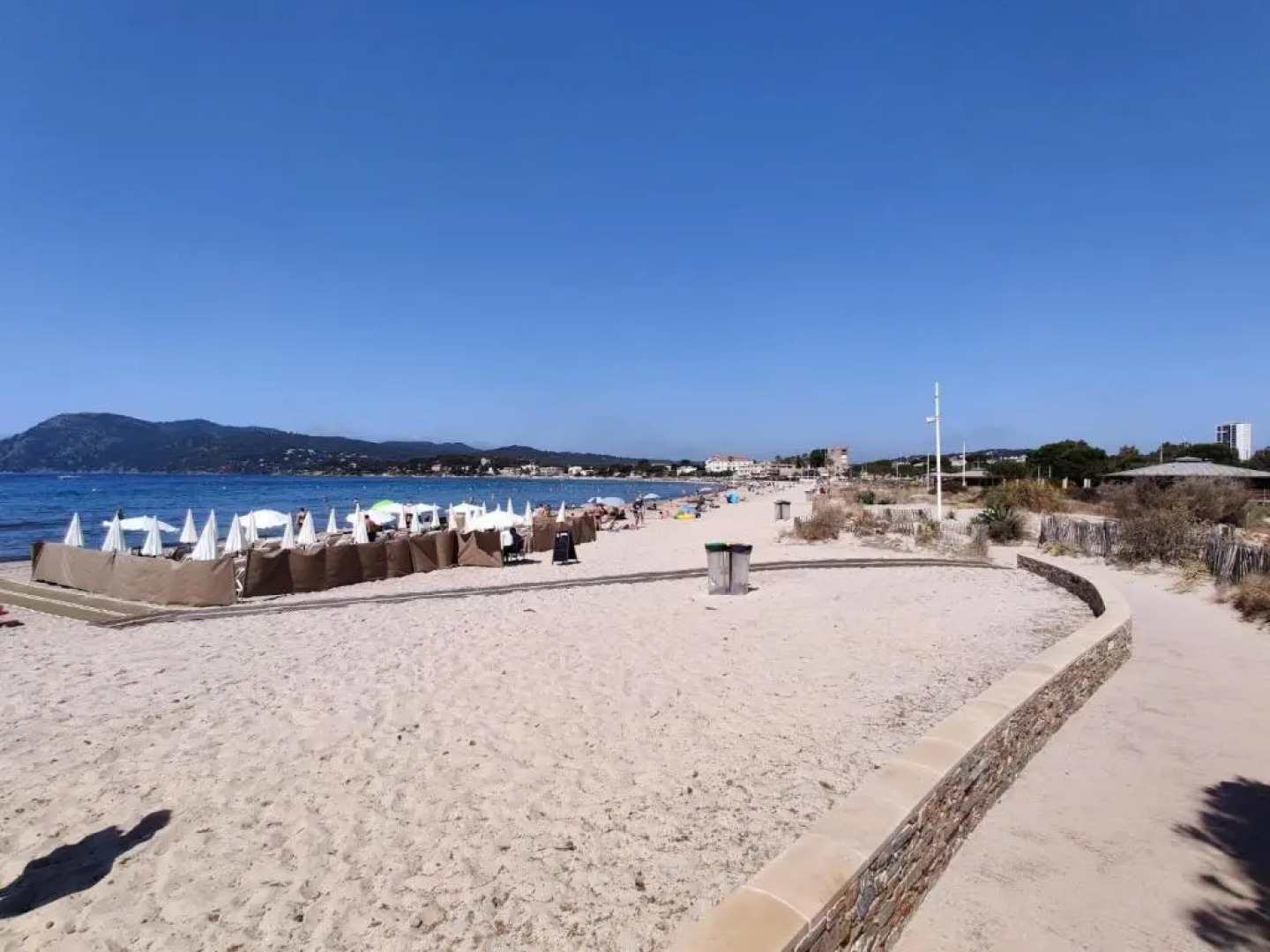 60 m2 , 2 chambres, très calme, plage et commerces à 3 minutes à pied, WIFI fibre optique et parking gratuit