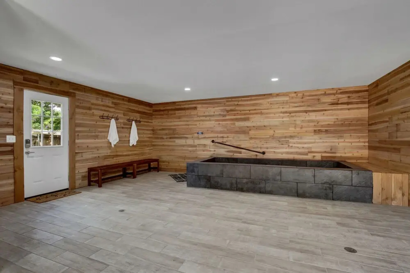 Huge Luxury Home Hot Tub and Sauna 2 mi to Dwntn