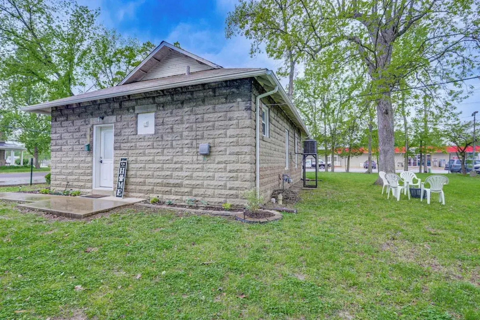 Pet-friendly Pacific Cottage Near Purina Farms!