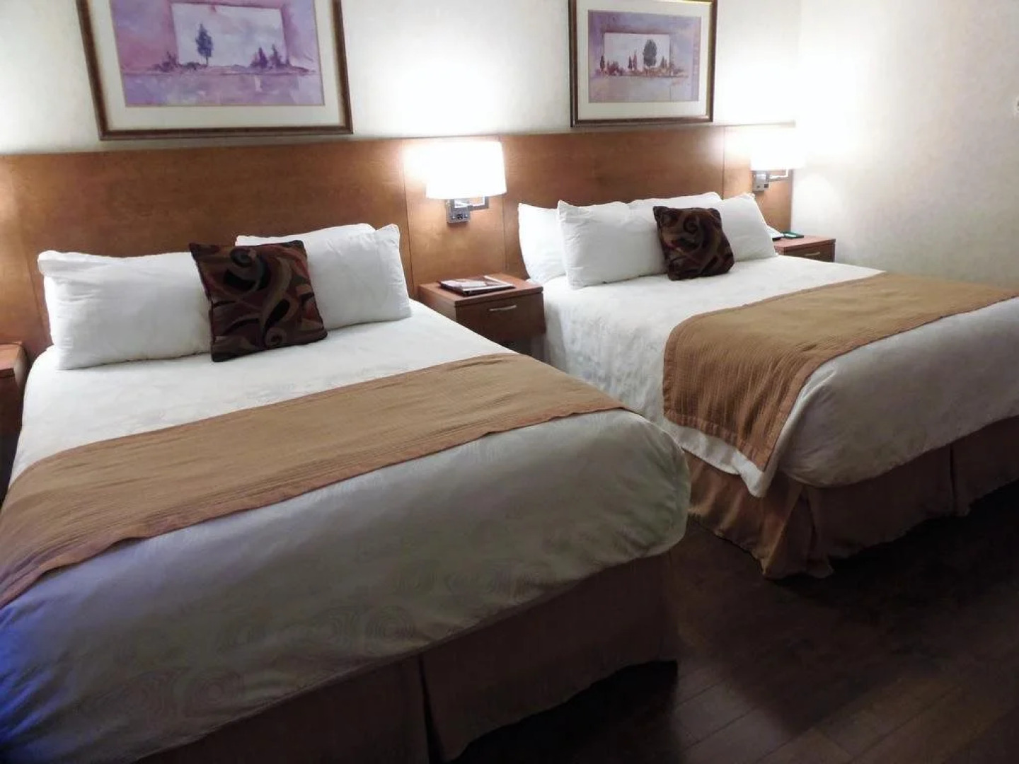 Rosslyn Inn and Suites