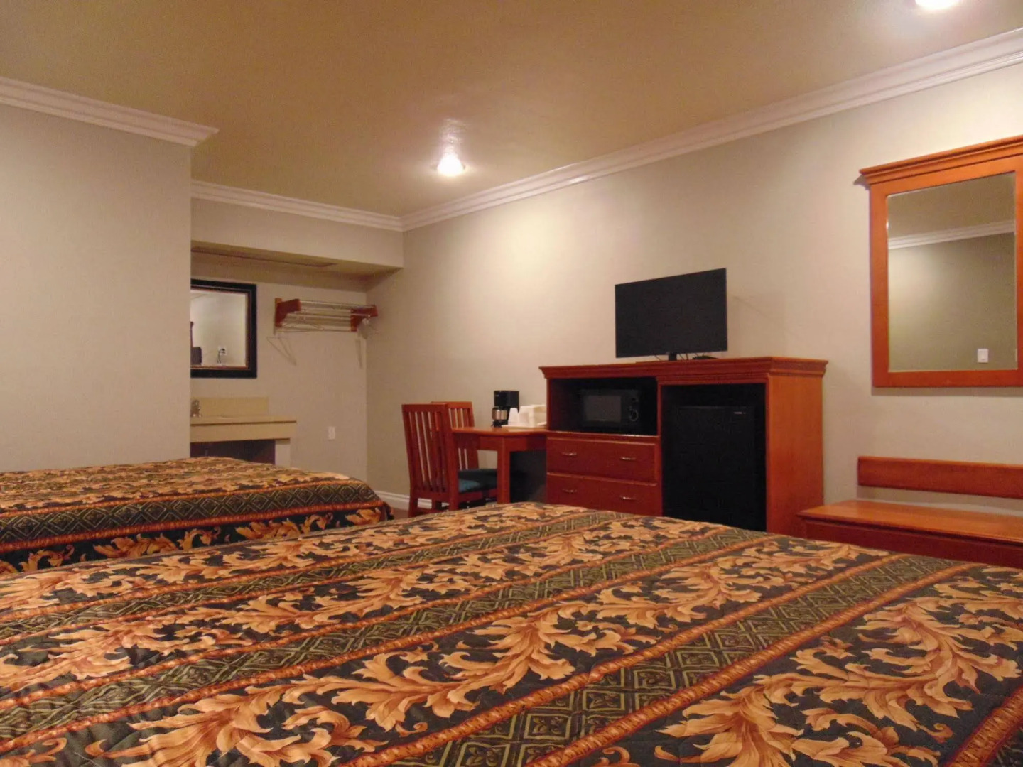 West Coast Inn - Near Gem Theatre