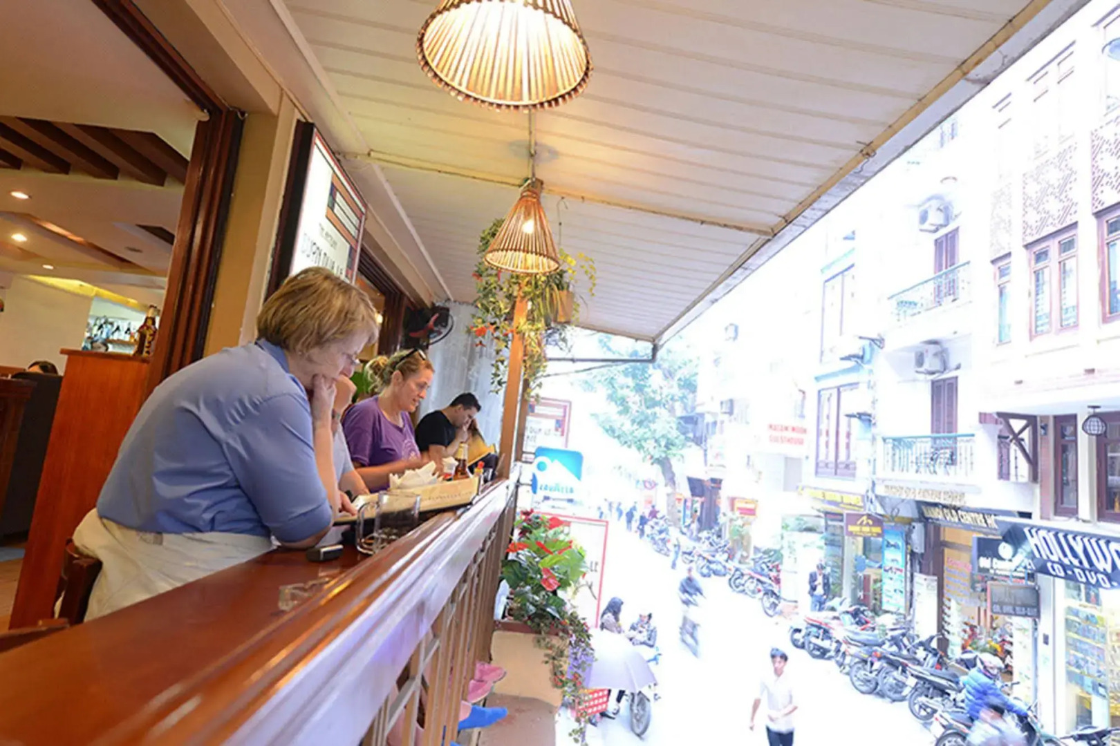 Artisan Lakeview Hotel