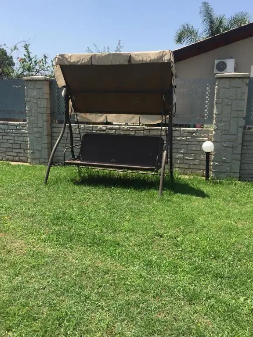 camera con giardino e piscina