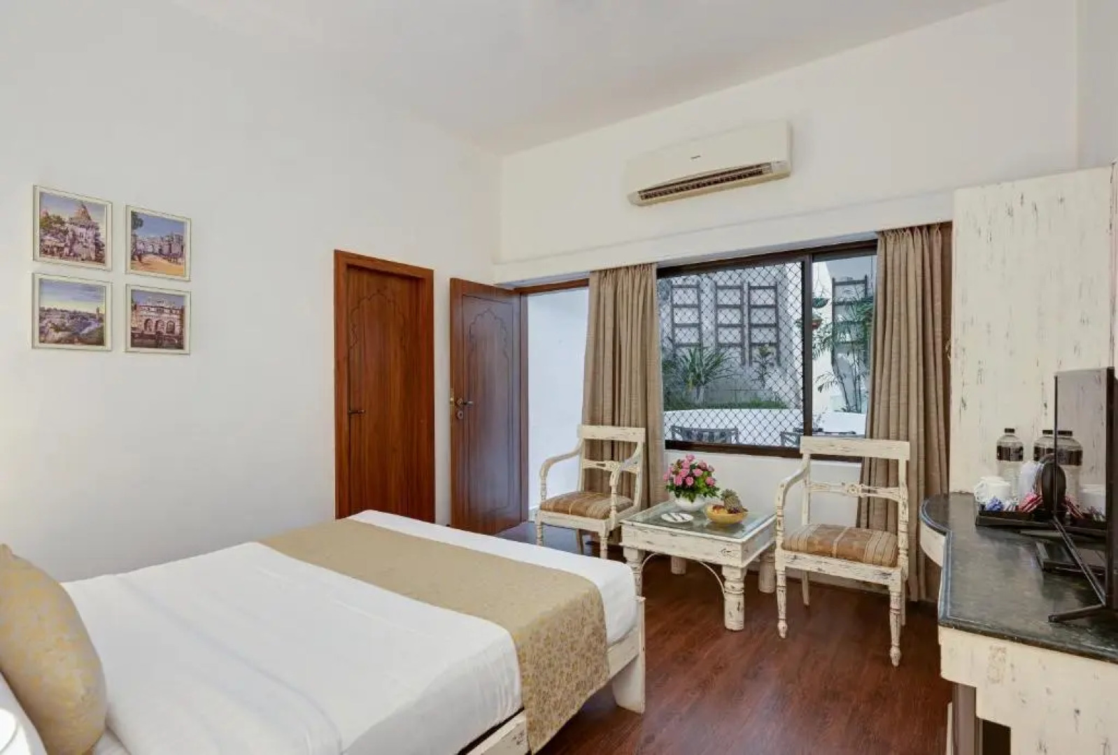 Swaroop Vilas - Lake Facing Boutique Hotel