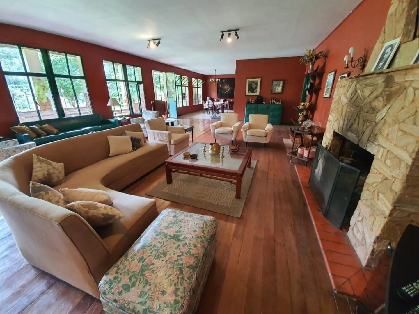 Pineapples Frib174 Country House for 20 pax