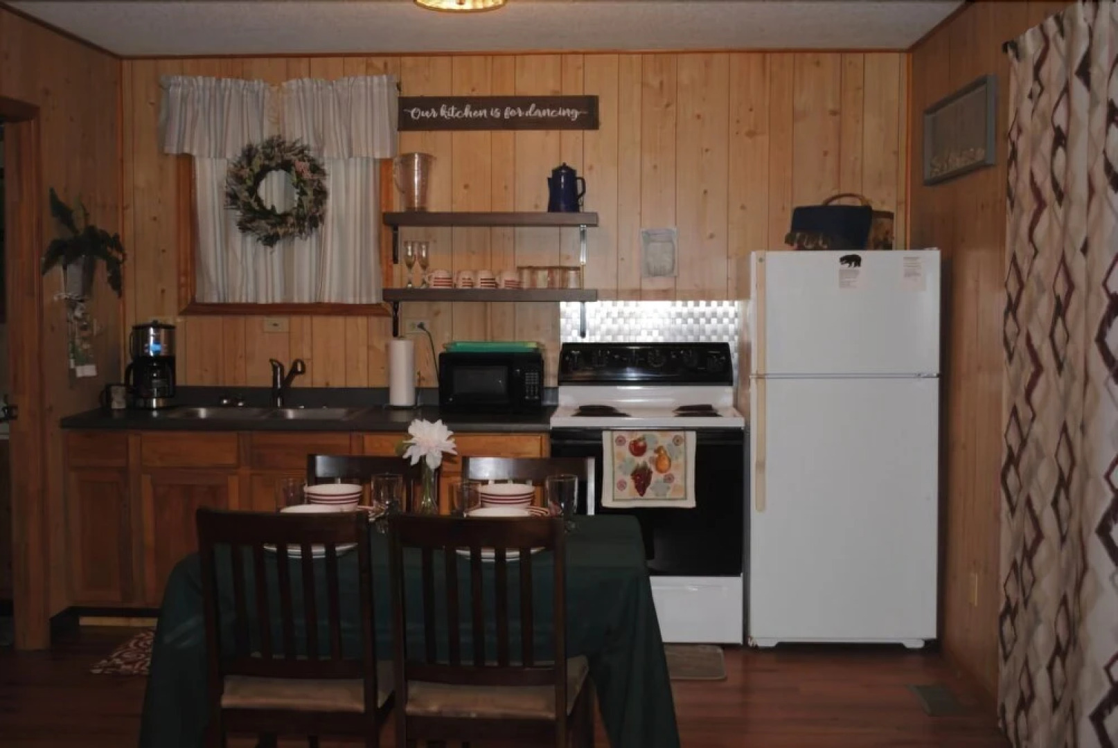 2 Peaceful - 1 Bedrooms, 1 Baths, Sleeps 4 Cabin