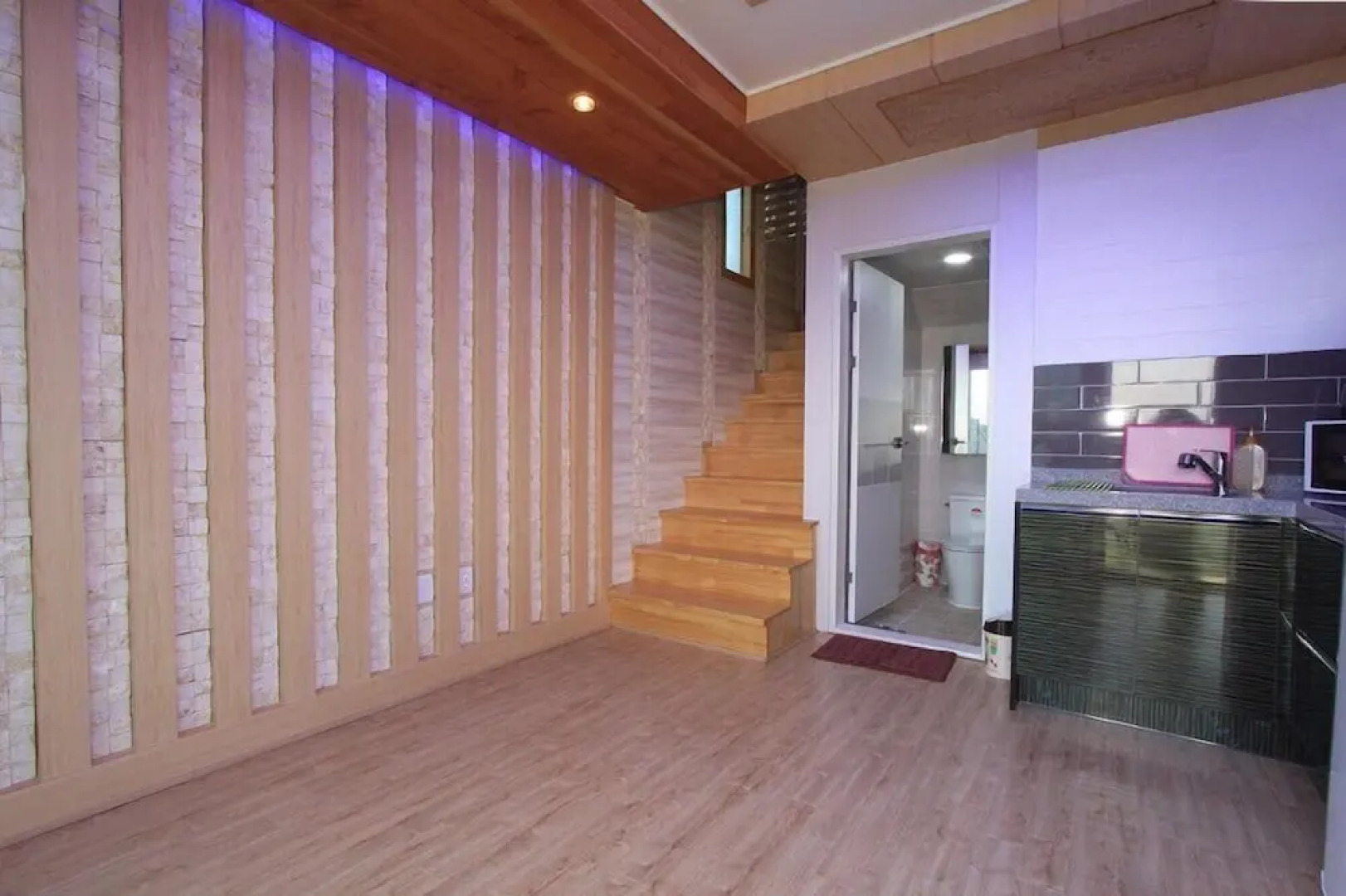 Blue Road Town Pension-Crystal