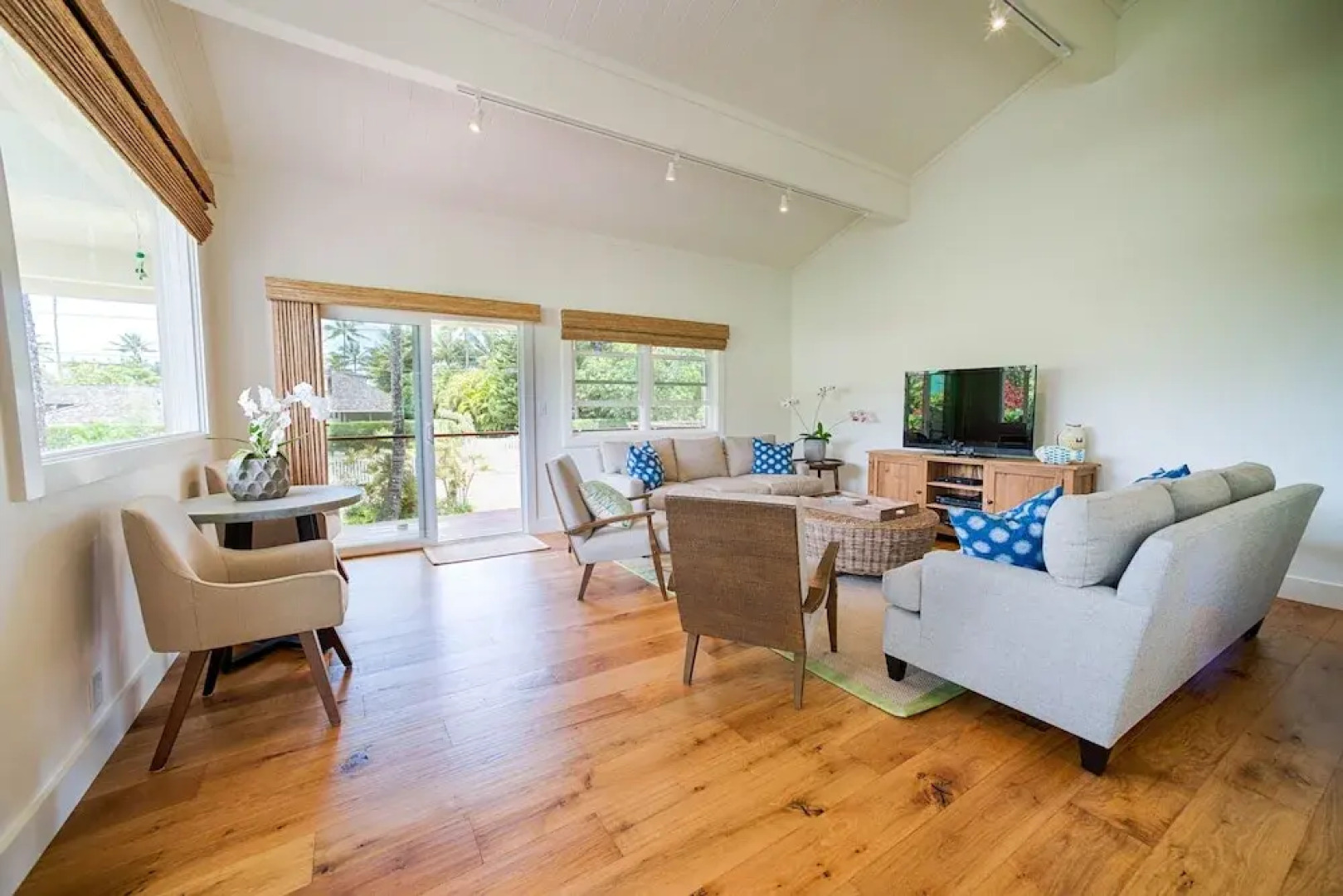 Hale Hoku 5 Bedroom Home by RedAwning