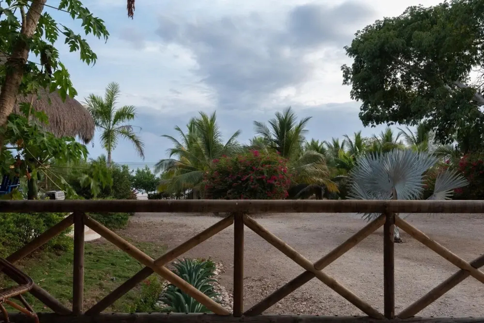 Relaxing Tropical Island Chalet w Private Pool and Beach in Bar