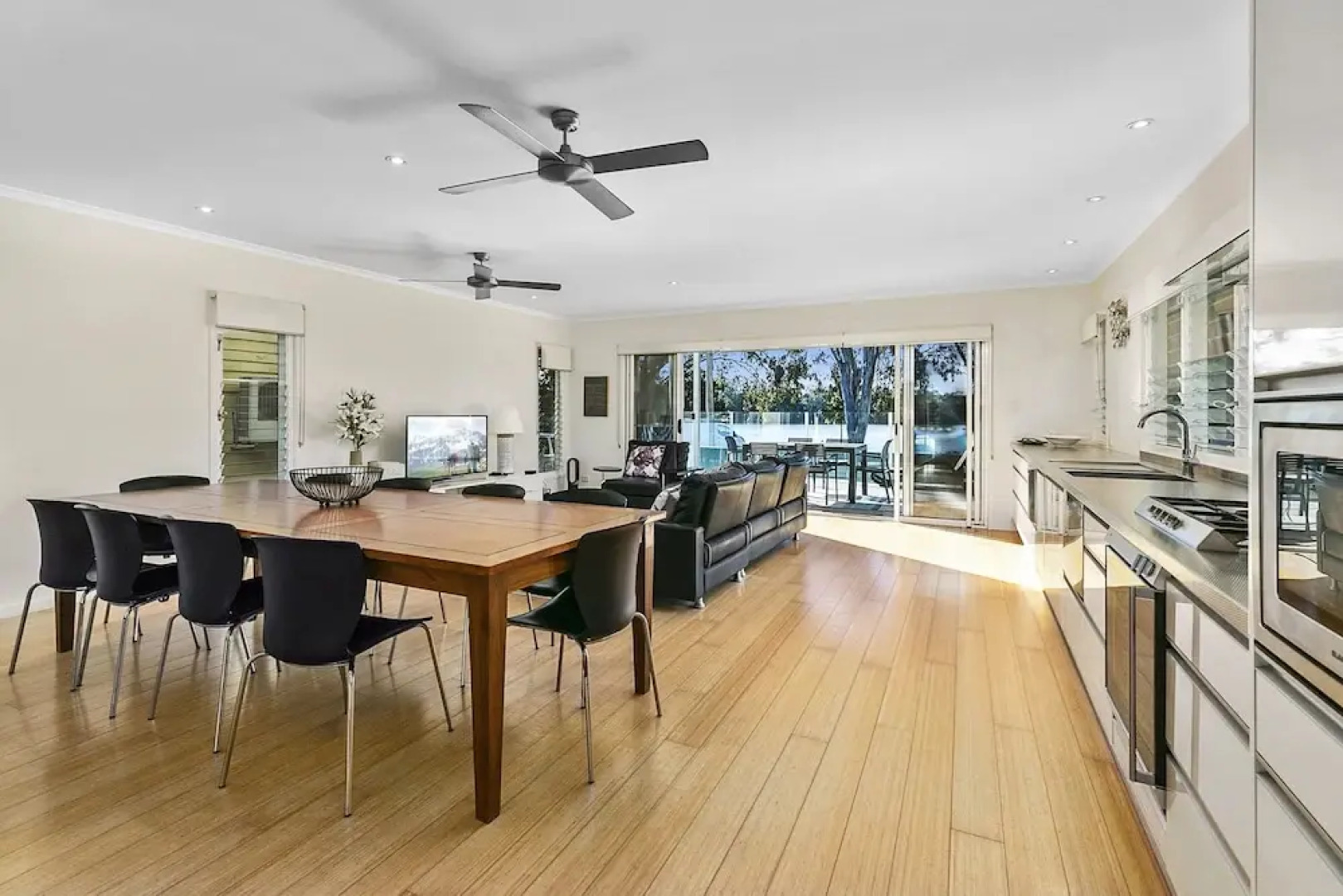 Stunning River House - 51 Hilton Esplanade