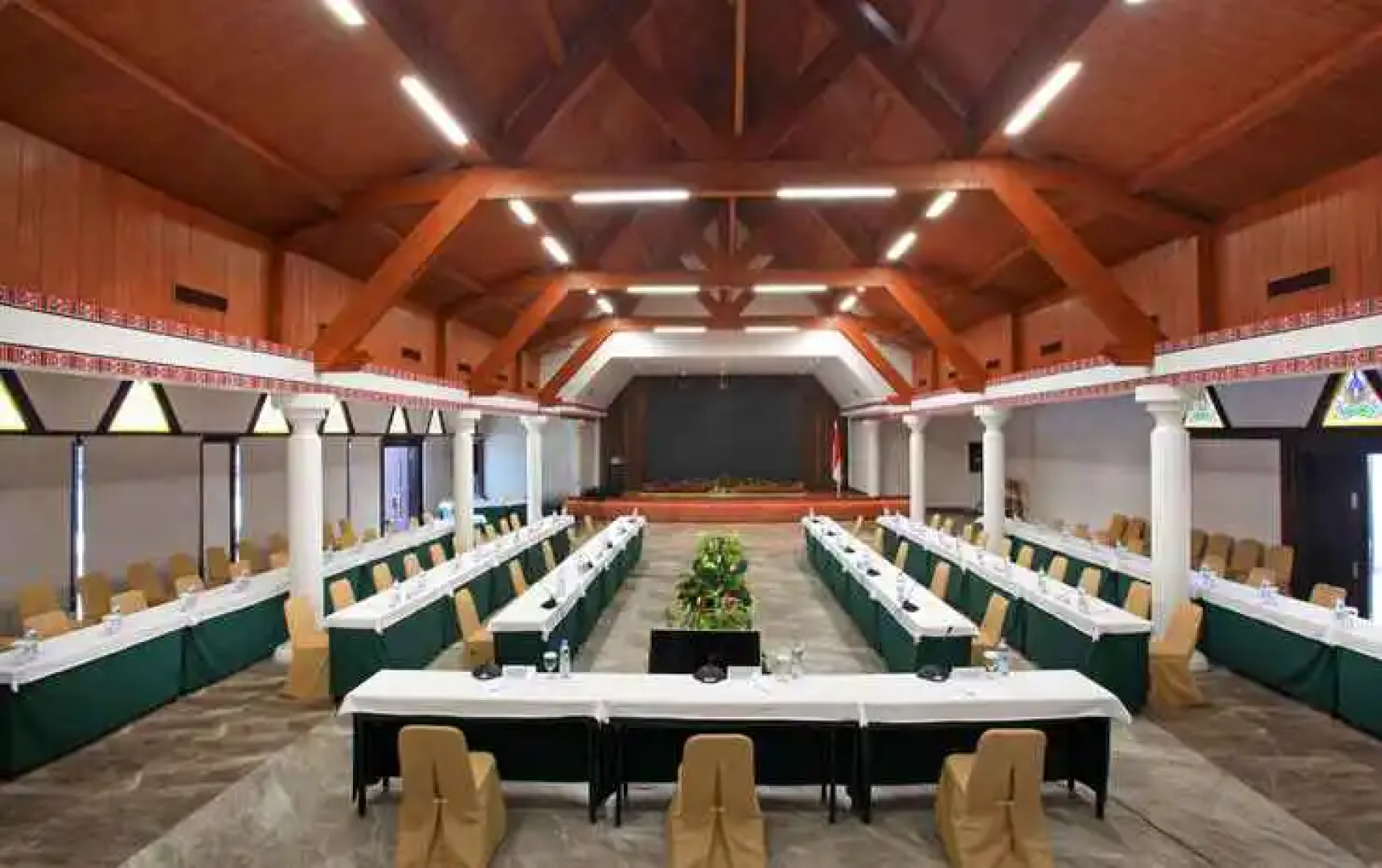 Niagara Hotel Lake Toba & Resorts
